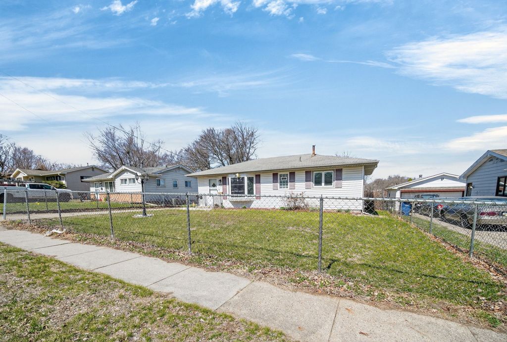 2704 Wedgewood Road, Des Moines, IA 50317