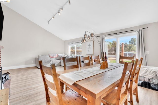 611 Woodbury Pl, Oakley, CA 94561