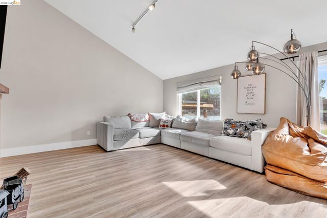 611 Woodbury Pl, Oakley, CA 94561