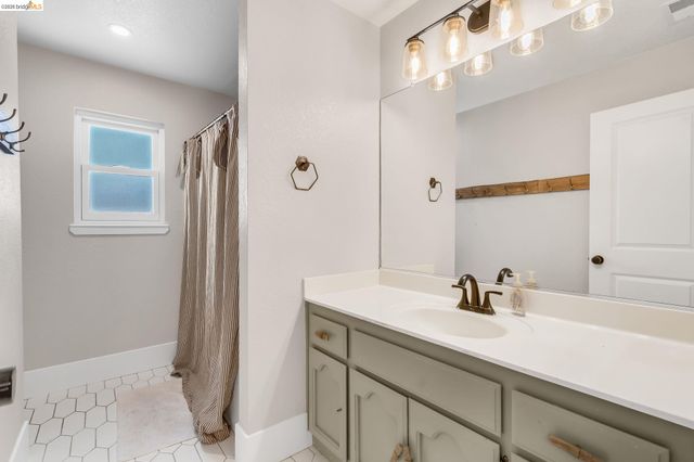 611 Woodbury Pl, Oakley, CA 94561