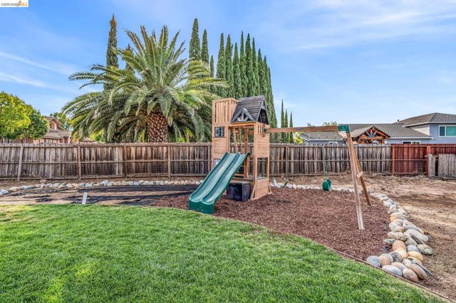 611 Woodbury Pl, Oakley, CA 94561