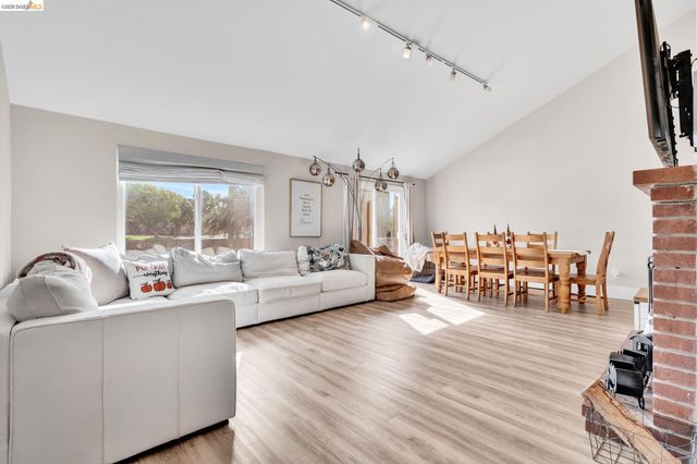 611 Woodbury Pl, Oakley, CA 94561