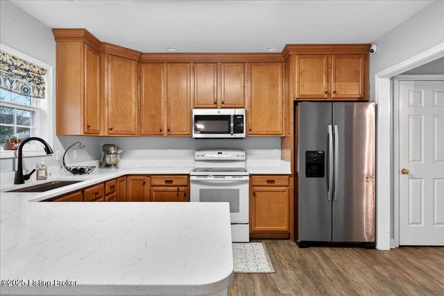 6015 Sweetbay Dr, Crestwood, KY 40014