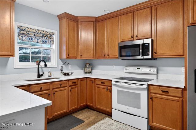 6015 Sweetbay Dr, Crestwood, KY 40014