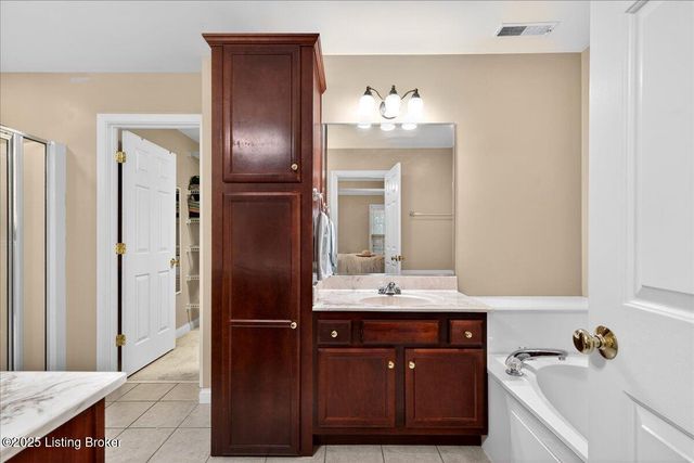 6015 Sweetbay Dr, Crestwood, KY 40014