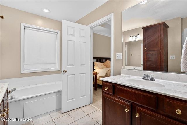 6015 Sweetbay Dr, Crestwood, KY 40014