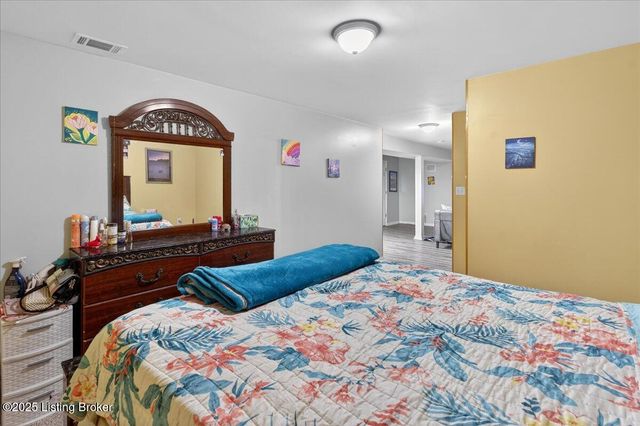 6015 Sweetbay Dr, Crestwood, KY 40014