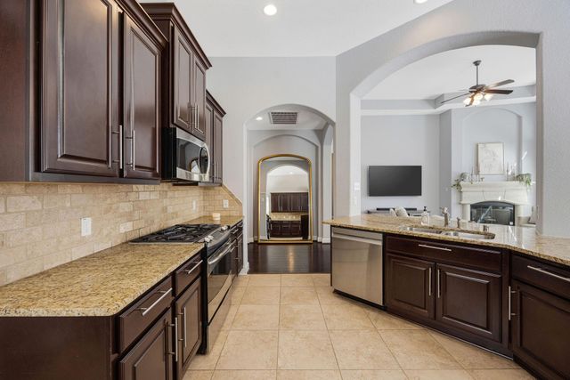 31 S Victoriana Circle, Spring, TX 77389