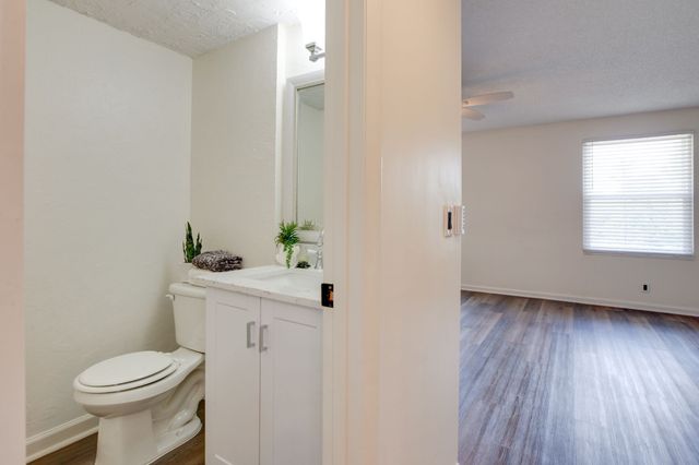 5510 Country Dr Apt 84, Nashville, TN 37211