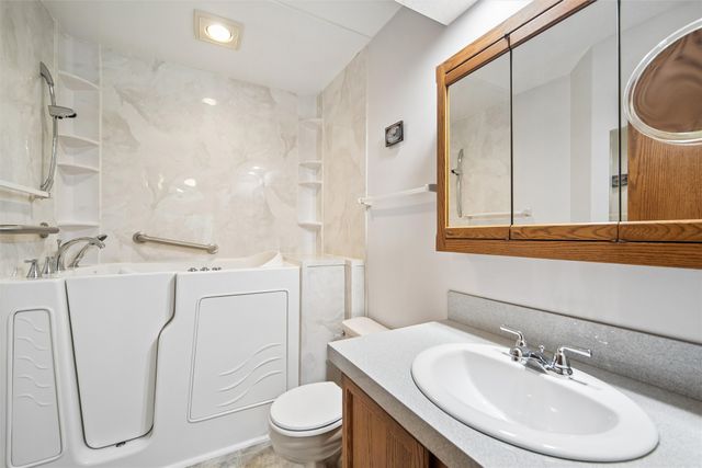 8008 Goodman Drive, Urbandale, IA 50322