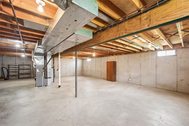 8008 Goodman Drive, Urbandale, IA 50322