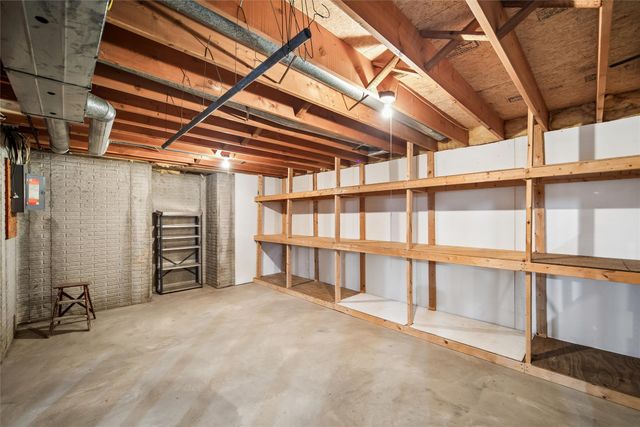 8008 Goodman Drive, Urbandale, IA 50322
