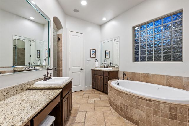 18 Hedgebrook WAY, The Hills, TX 78738