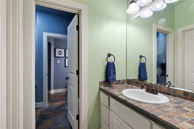 18 Hedgebrook WAY, The Hills, TX 78738