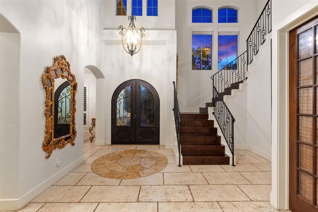 18 Hedgebrook WAY, The Hills, TX 78738