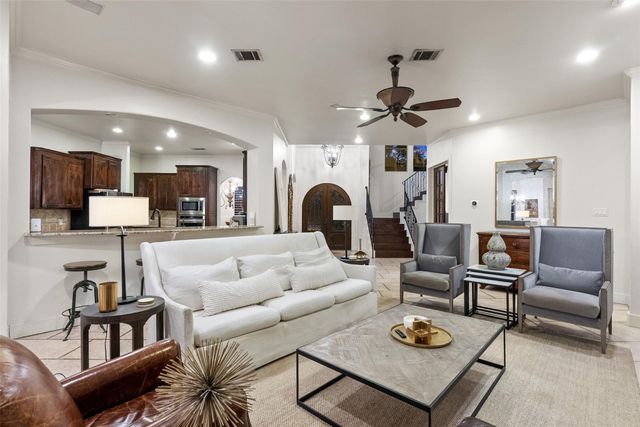 18 Hedgebrook WAY, The Hills, TX 78738