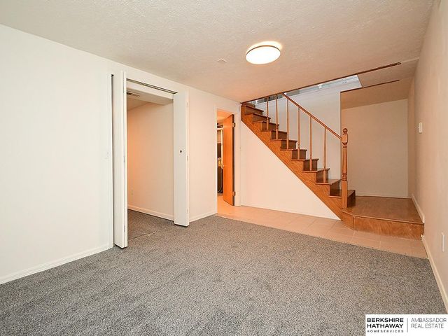 6927 Bedford Avenue, Omaha, NE 68104