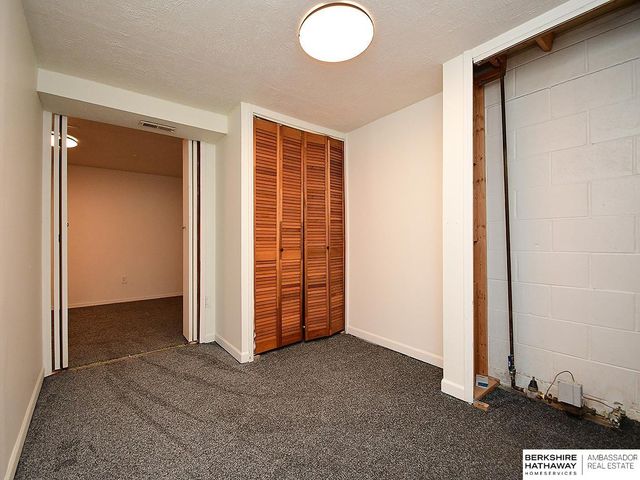 6927 Bedford Avenue, Omaha, NE 68104