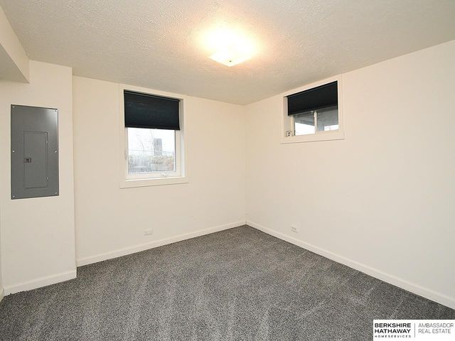 6927 Bedford Avenue, Omaha, NE 68104