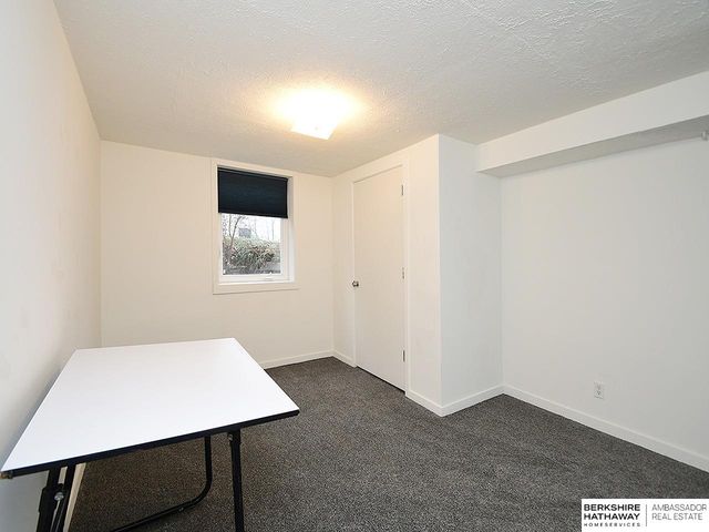 6927 Bedford Avenue, Omaha, NE 68104