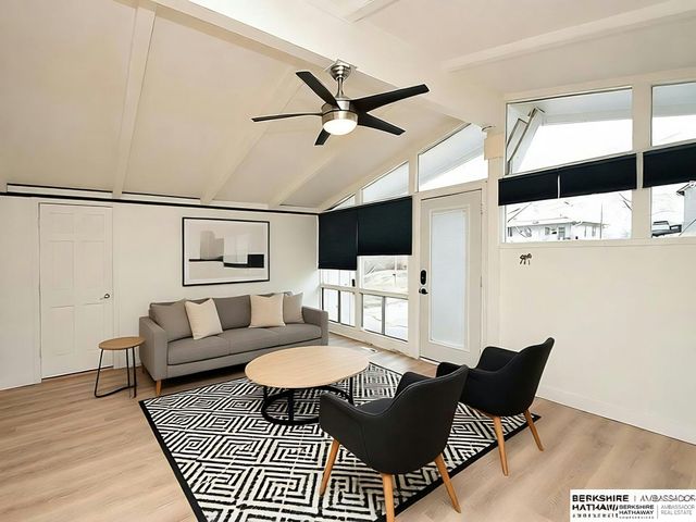 6927 Bedford Avenue, Omaha, NE 68104