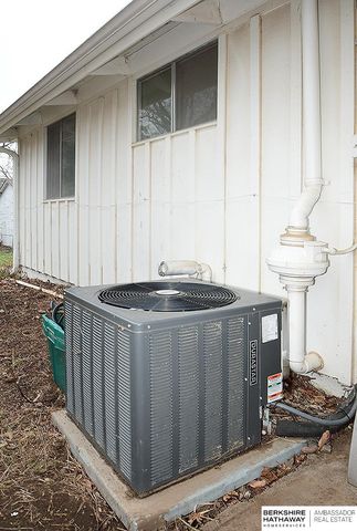 6927 Bedford Avenue, Omaha, NE 68104