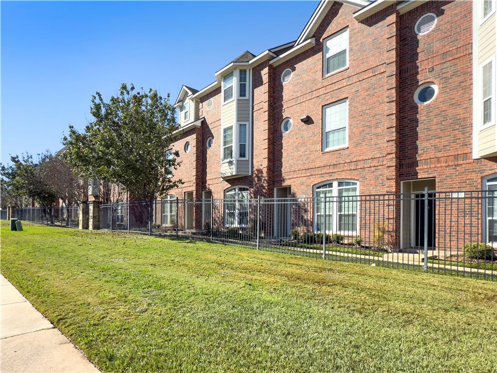 305 Holleman Drive E 302, College Station, TX 77840 — exterior