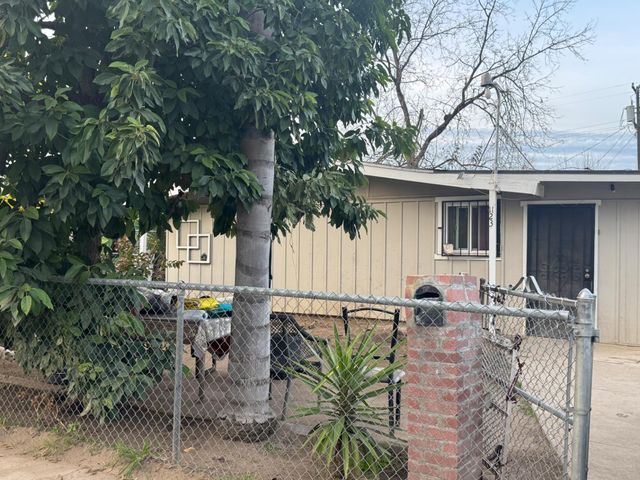 1123 E Garrett Avenue, Fresno, CA 93706