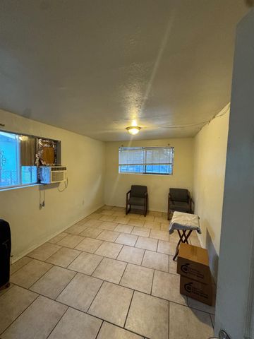 1123 E Garrett Avenue, Fresno, CA 93706