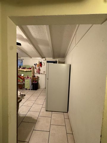1123 E Garrett Avenue, Fresno, CA 93706