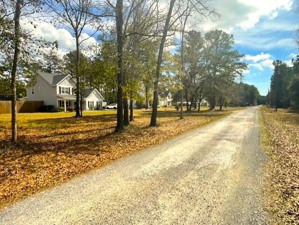 Image 2 of property listing at 5565 Huckleberry Lane, Mcclellanville, SC 29458