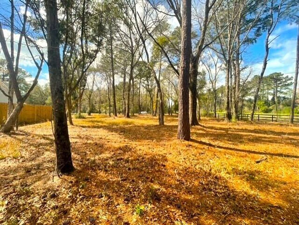 Image 5 of property listing at 5565 Huckleberry Lane, Mcclellanville, SC 29458