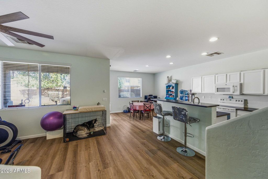 Image 7 of property listing at 41254 W CAPISTRANO Drive, Maricopa, AZ 85138