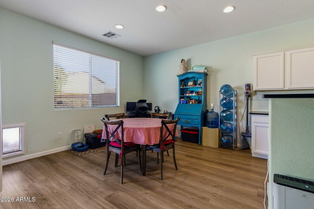 Image 9 of property listing at 41254 W CAPISTRANO Drive, Maricopa, AZ 85138