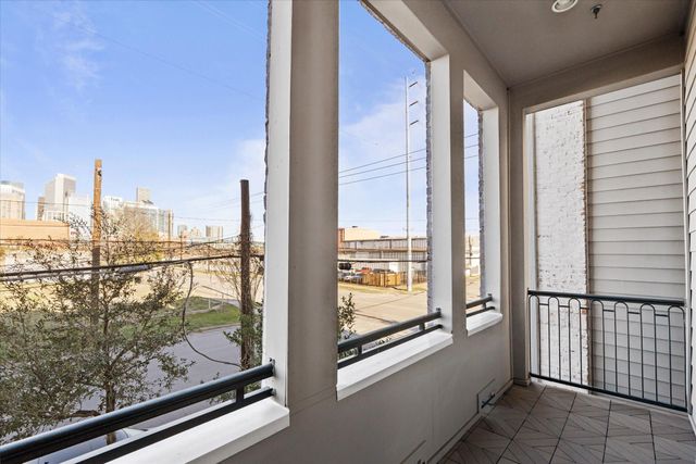 1005 Saint Charles Street, Houston, TX 77003