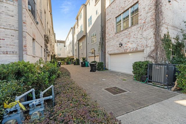 1005 Saint Charles Street, Houston, TX 77003