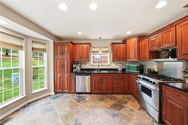 703 Lakeview Ct, Adams Twp, PA 16046