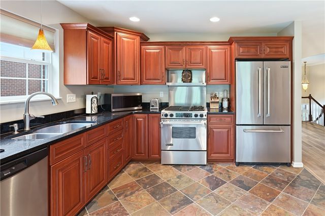 703 Lakeview Ct, Adams Twp, PA 16046