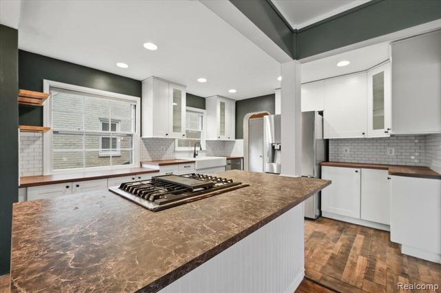 431 Colonial Court, Grosse Pointe Farms, MI 48236