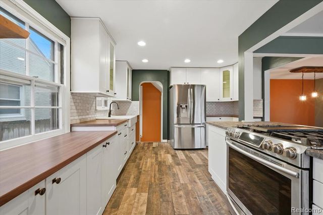 431 Colonial Court, Grosse Pointe Farms, MI 48236