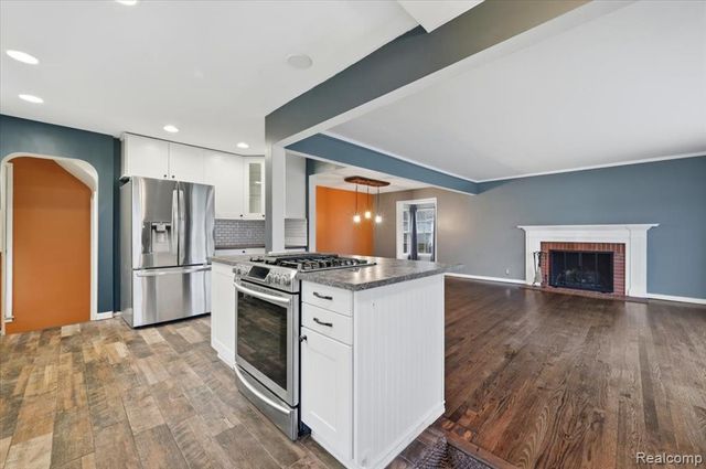 431 Colonial Court, Grosse Pointe Farms, MI 48236