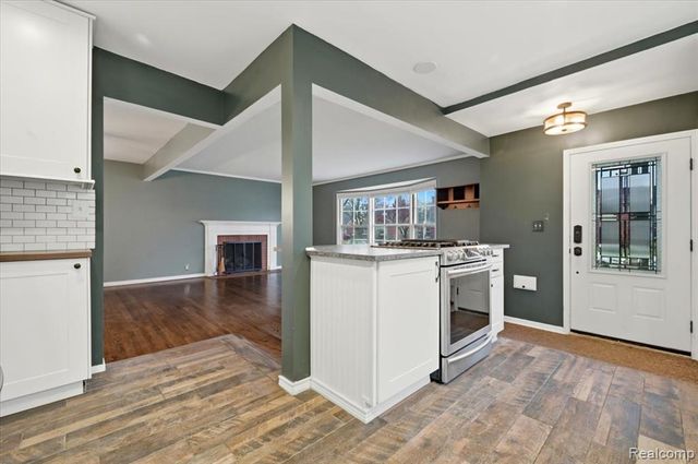 431 Colonial Court, Grosse Pointe Farms, MI 48236