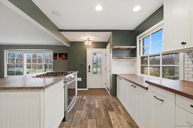 431 Colonial Court, Grosse Pointe Farms, MI 48236