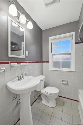 431 Colonial Court, Grosse Pointe Farms, MI 48236