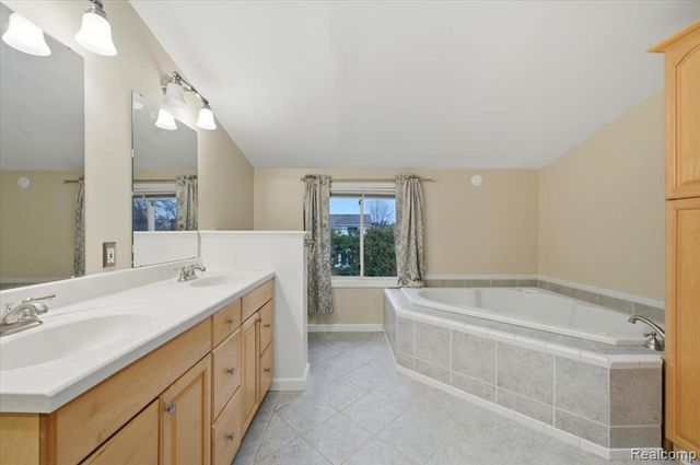 431 Colonial Court, Grosse Pointe Farms, MI 48236