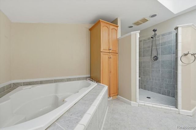 431 Colonial Court, Grosse Pointe Farms, MI 48236