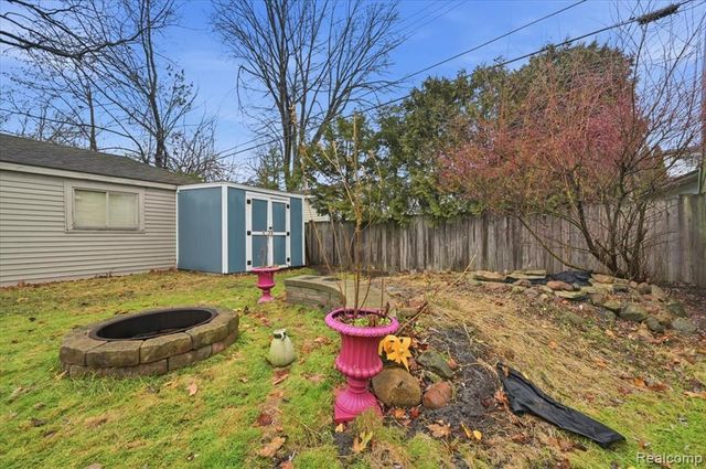 431 Colonial Court, Grosse Pointe Farms, MI 48236