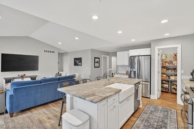 3108 Theodore, Wixom, MI 48393