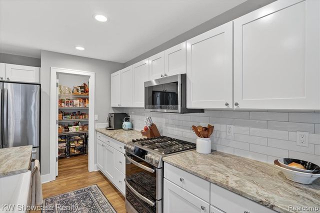 3108 Theodore, Wixom, MI 48393