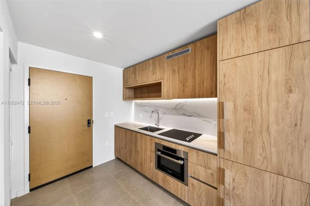 11 NE 6 ST 3210, Miami, FL 33132